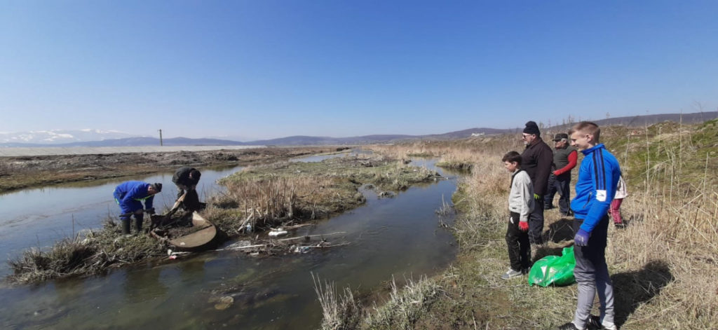 Credincioşi din Avrig, voluntari într-o campanie de ecologizare