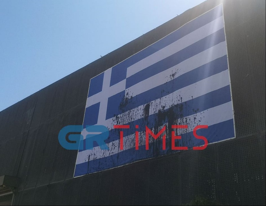 Βανδάλισαν ξανά την Ελληνική Σημαία στη ΔΕΘ