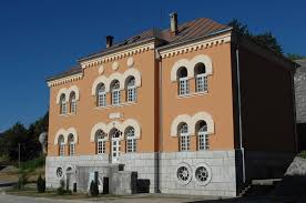 Цетињски хулигани током претходне ноћи напали интернат Богословије, ректор о. Гојко Перовић писао министру Секуловићу