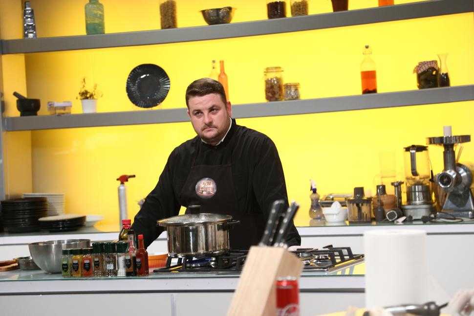 Chefi la cuțite: Preotul Florin Danu a avut succes cu o rețetă din Athos