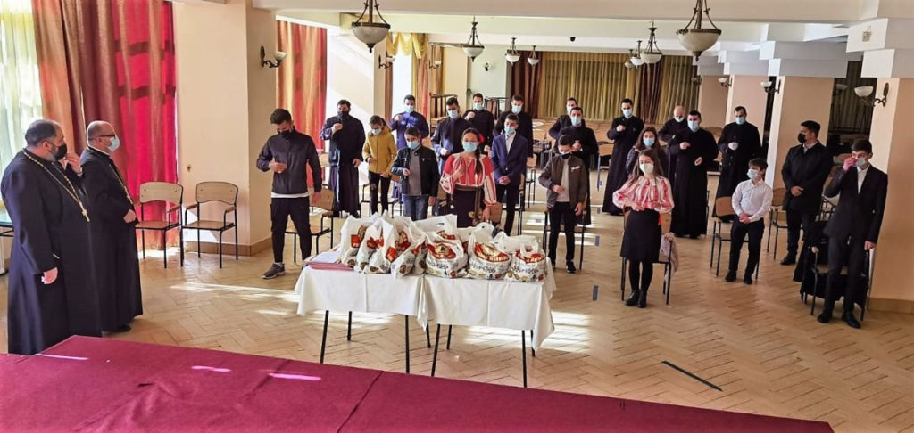 Premii pentru elevii dâmboviţeni care au participat la Concursul „Biserica – familia românilor de pretutindeni”