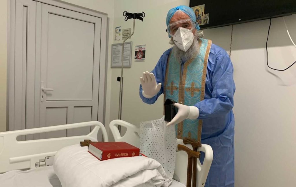 Preotul care oferă asistenţă pacienţilor Covid din Suceava: Dacă moare cineva și nu m-am dus, cum mai pot eu să dorm?