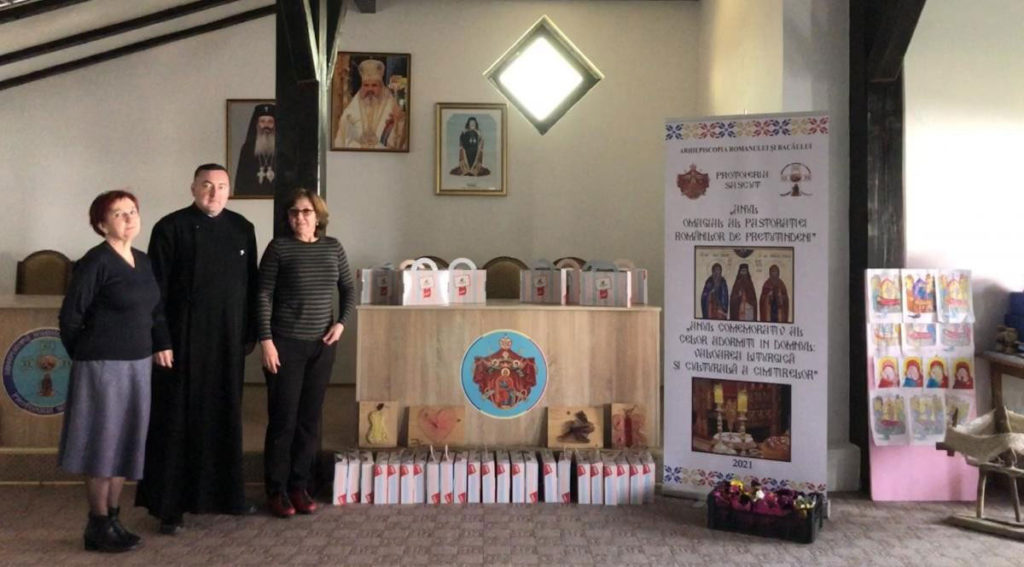 Trusouri pentru nou-născuți și flori pentru mămicile din maternitățile Eparhiei Romanului și Bacăului