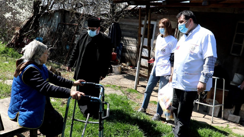 Voluntarii bucureşteni îi susţin pe săraci, pe bolnavi şi pe cei care îi ajută