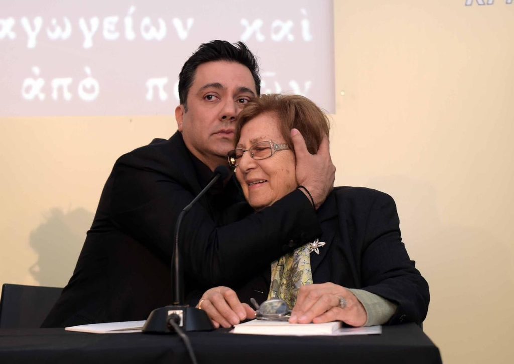Ο Γιώργος Θεοφάνους αποχαιρετά την Κλαίρη Αγγελίδου