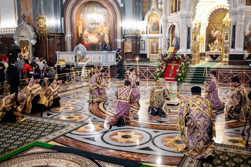 Η προσκύνηση του Τιμίου Σταυρού στη Μόσχα (ΦΩΤΟ)
