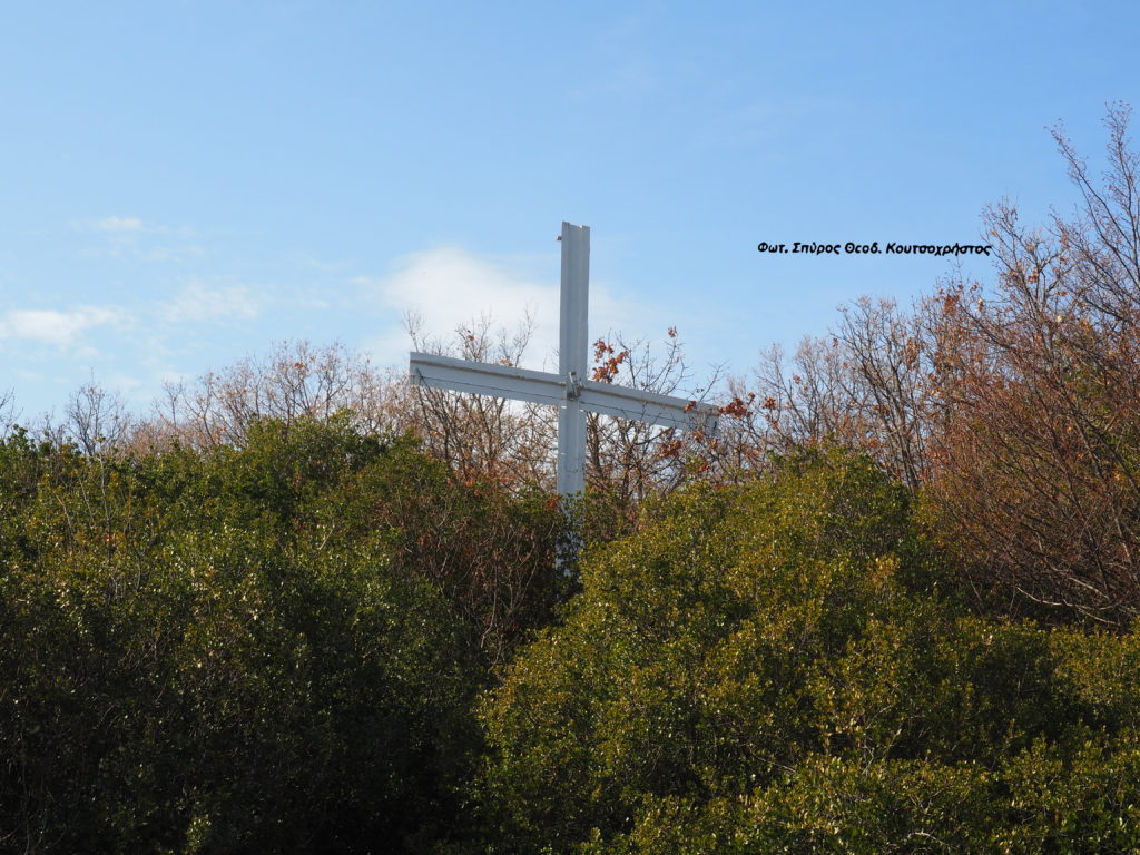 Ο λευκός Σταυρός στην πλαγιά του όρους Κίσσαβος