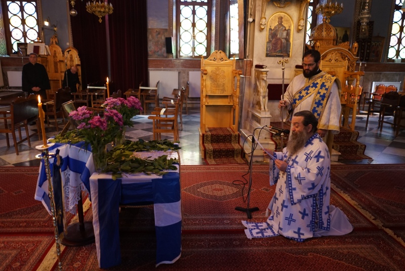 «Τώρα σε βλέπει γίγαντα, πατέρα, η θάλασσά σου»