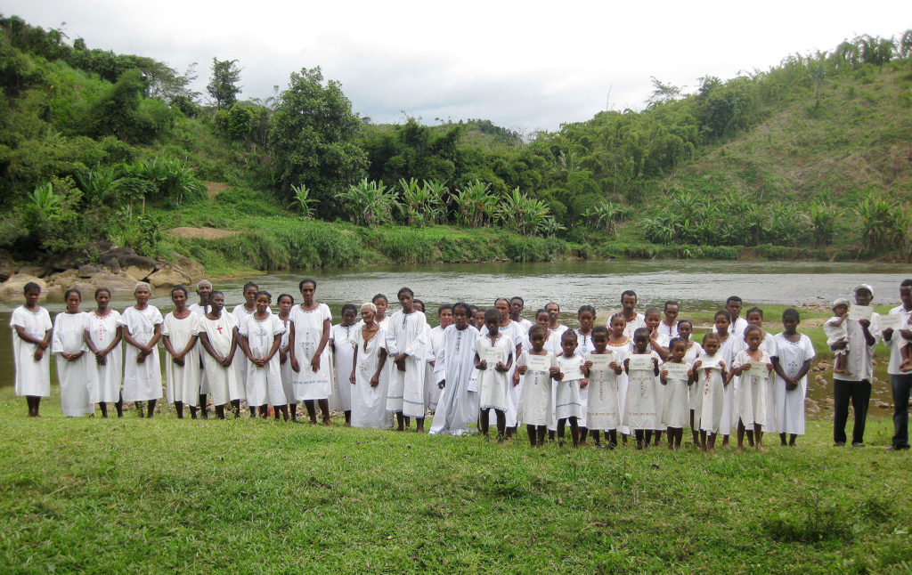 700 βαπτίσεις και άσπροι χιτώνες στον Κονγκό