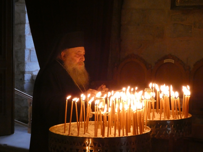 Στα κεράκια της Εκατονταπυλιανής