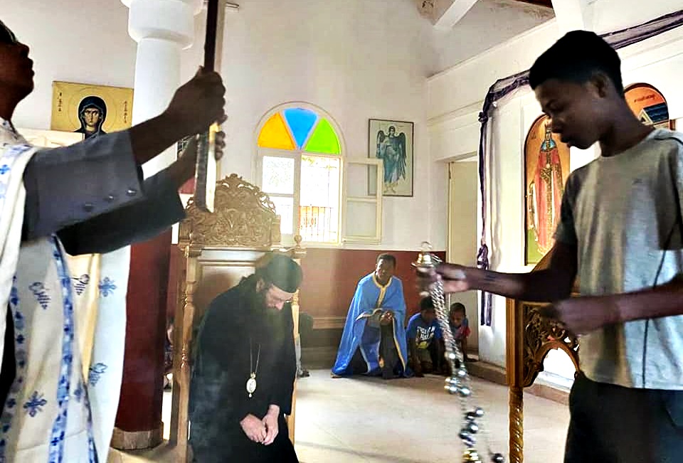 Γονατιστοί στην Ακολουθία του Νυμφίου στη Μαδαγασκάρη