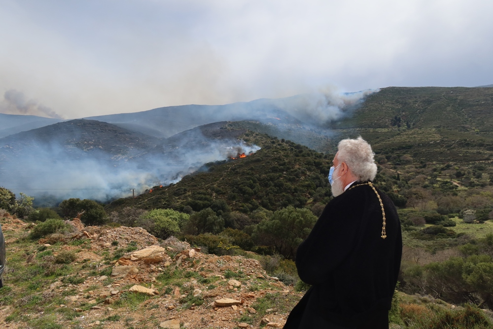 Ο δεσπότης στην πυρκαγιά της νήσου Άνδρου