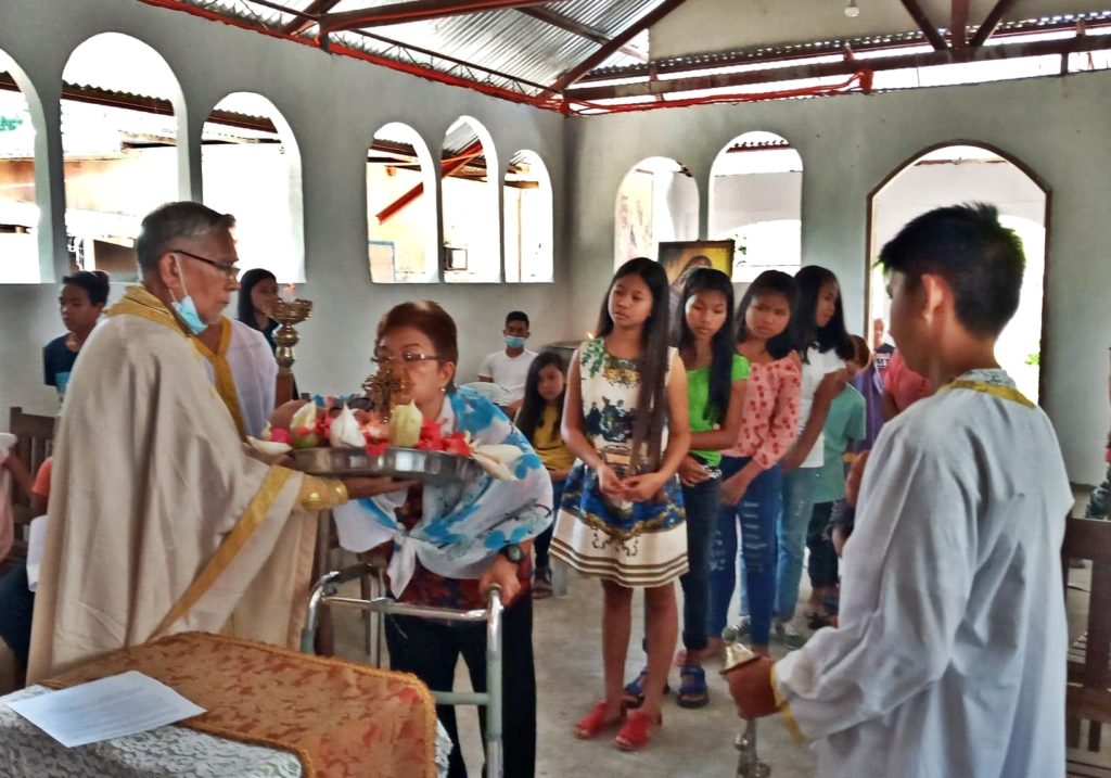Η ΦΩΤΟΓΡΑΦΙΑ ΤΗΣ ΗΜΕΡΑΣ: Φιλιππινέζοι στην Σταυροπροσκύνηση