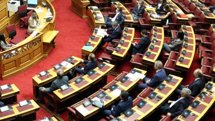ΒΟΥΛΗ: Υψηλοί τόνοι για τη ψήφο των αποδήμων