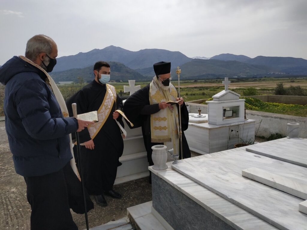 Τρισάγιο επί του τάφου σε κεκοιμημένους ιερείς