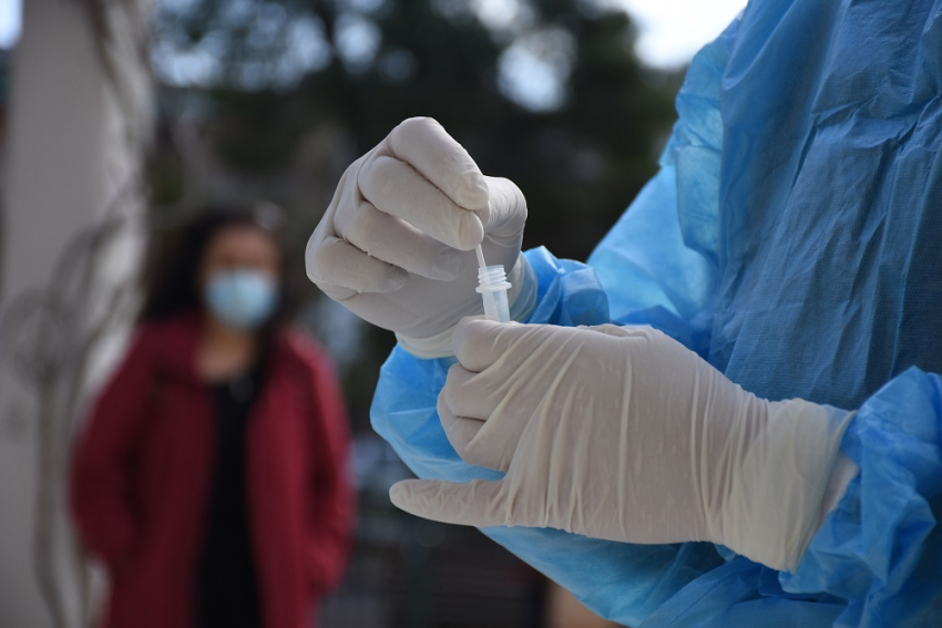 Κορωνοϊός: 3.833 νέα κρούσματα, 819 διασωληνωμένοι