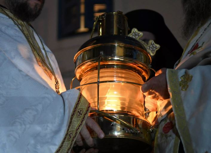 В субботу вечером в Грецию прибывает Благодатный огонь