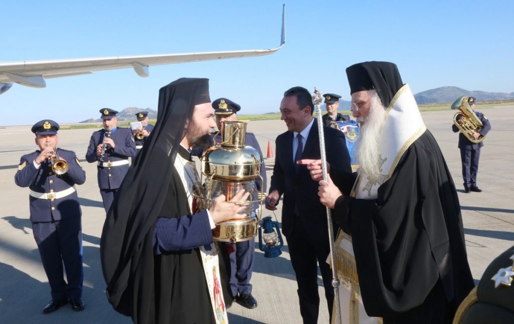 Κυβερνητικές πηγές: Χωρίς τιμές η υποδοχή του Αγίου Φωτός