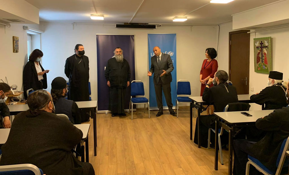 სასულიერო პირები ჯანდაცვის ექსპერტებს, დაავადებათა კონტროლის ცენტრისა და გაერო-ს ბავშვთა ფონდის წარმომადგენლებს შეხვდნენ