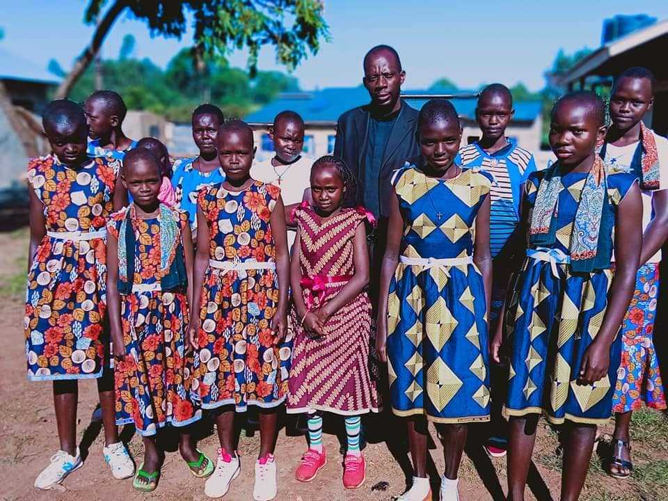Sibienii au oferit daruri de Paşti orfanilor din Kenya