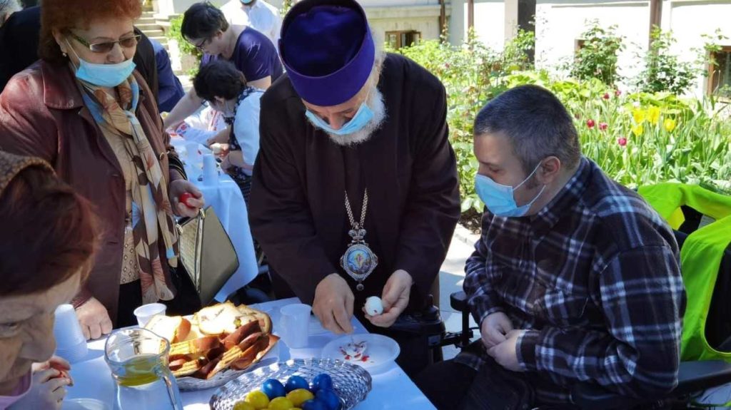 Gălățenii cu dizabilități locomotorii au stat la masă cu ierarhul lor în Duminica vindecării paraliticului