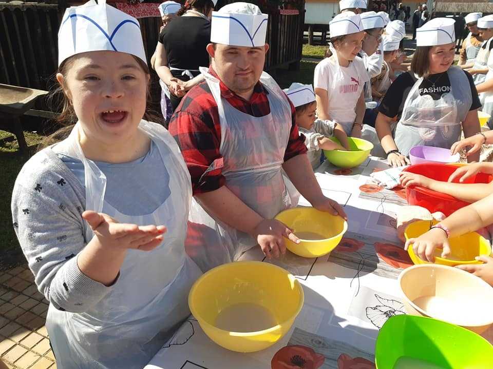Și TU ai dreptul să zâmbești!”: De ce a mirosit a pâine coaptă în curtea bisericii din Galșa