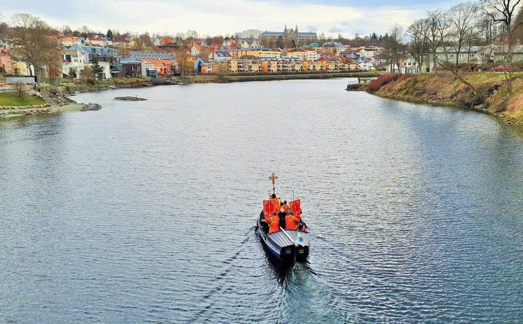 Νορβηγία: Πασχαλινή πομπή στα νερά του ποταμού Νίντελβα