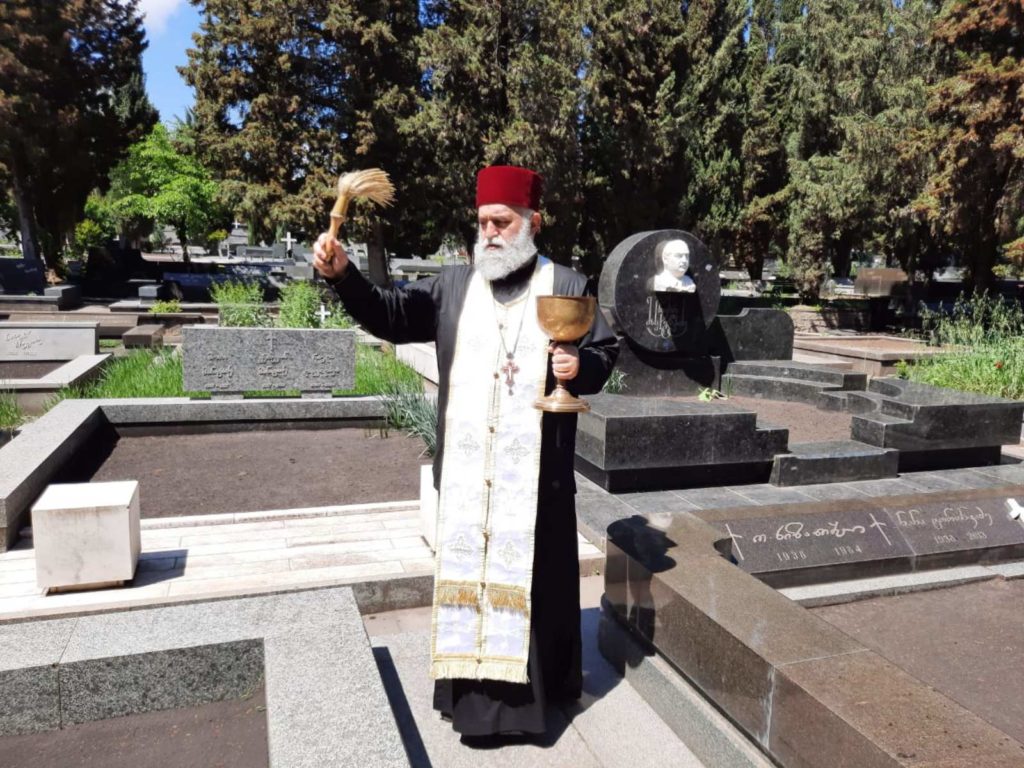 სრულიად საქართველოს კათოლიკოს-პატრიარქის კურთხევით სამღვდელოებამ საფლავები აკურთხა