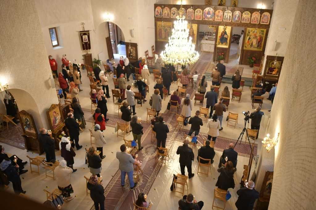 În imagini: Românii din Madrid s-au rugat împreună cu episcopul lor de Înviere