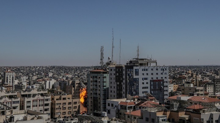 Γάζα: Κατέρρευσε, από ισραηλινό βομβαρδισμό, το κτίριο όπου στεγάζονται το AP και το Al Jazeera
