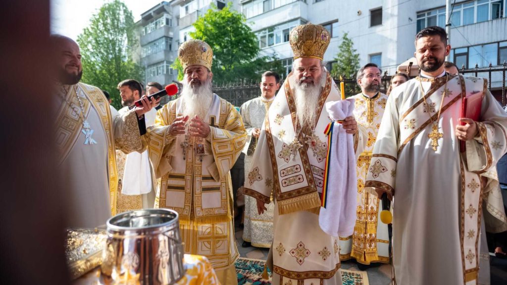 Sfințire de pictură la o biserică din Vaslui. IPS Teodosie, femeilor creștine: Fiți bărbătoase, cum au fost mironosițele!