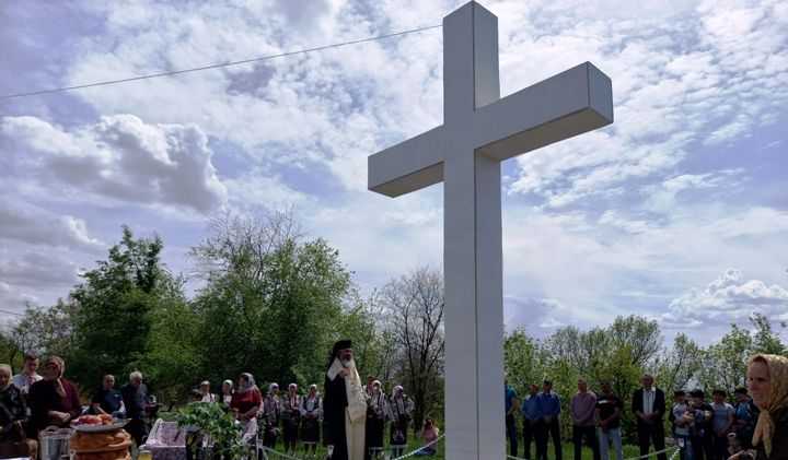Episcopul Antonie a sfinţit o cruce monument în raionul Edineţ