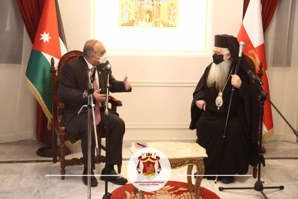 رئيس الوزراء يزور دار مطرانية الروم الأرثوذكس مهنئاً عموم المسيحيين بعيد الفصح المجيد