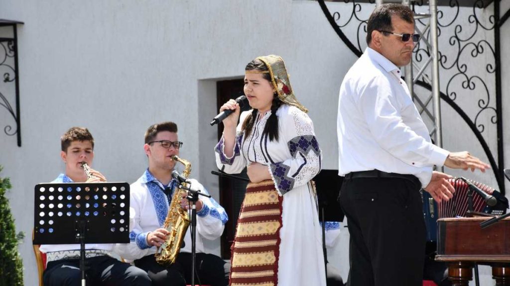 Trei ierarhi au aplaudat tinerii participanți la Festivalul graiului bănățean