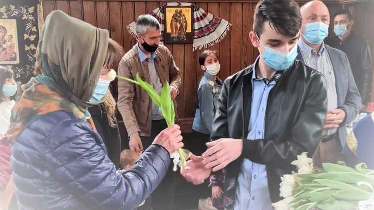 Ziua Familiei Creștine la Collegno: Copiii au plantat câte un copac pentru fiecare familie din parohie