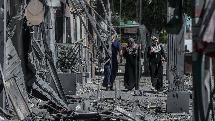 Στη Γάζα οι ισραηλινοί πύραυλοι κάνουν τους Παλαιστίνιους να ξεχνούν τον κορωνοϊό