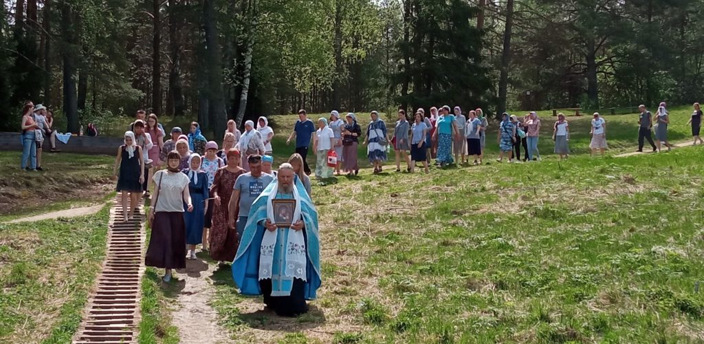Выпускники педагогических курсов Нижегородской епархии посетили святыни сел Владимирского и Троицкого