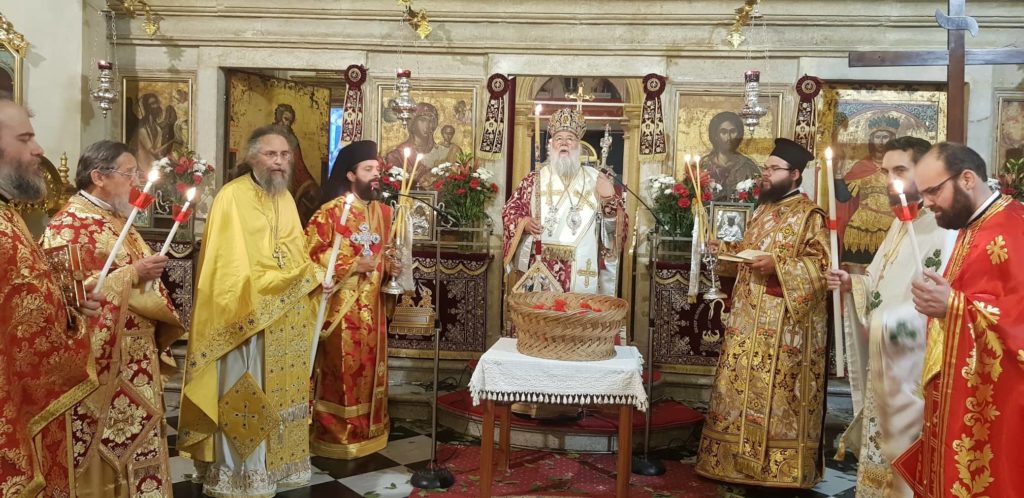 Διένειμε τα πασχαλινά αυγά ο Μητροπολίτης Κερκύρας