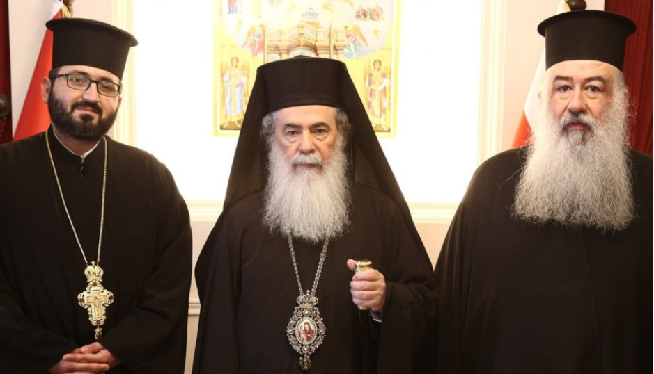 غبطة البطريرك ثيوفيلوس الثالث يمنح درجة الإيكونوموس للأب يوسف حمارنة في