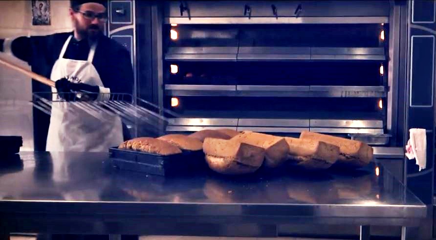 Στο μαγκιπείο της Μονής Βατοπαιδίου: Πως φτιάχνεται και ευλογείται το ψωμί (ΒΙΝΤΕΟ)
