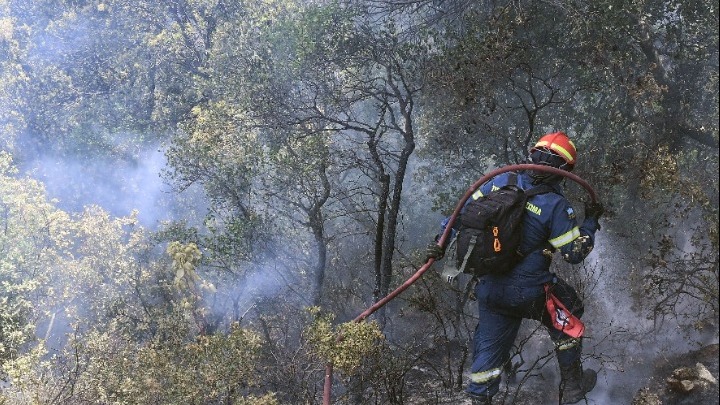 Πυροσβεστική: Συνεχώς βελτιώνεται η εικόνα της πυρκαγιάς στα Γεράνεια