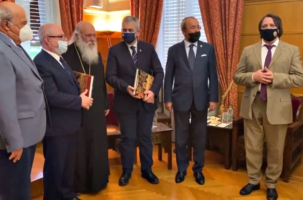 Ψάλλοντας το Χριστός Ανέστη με τον Μακαριώτατο Αρχιεπίσκοπο