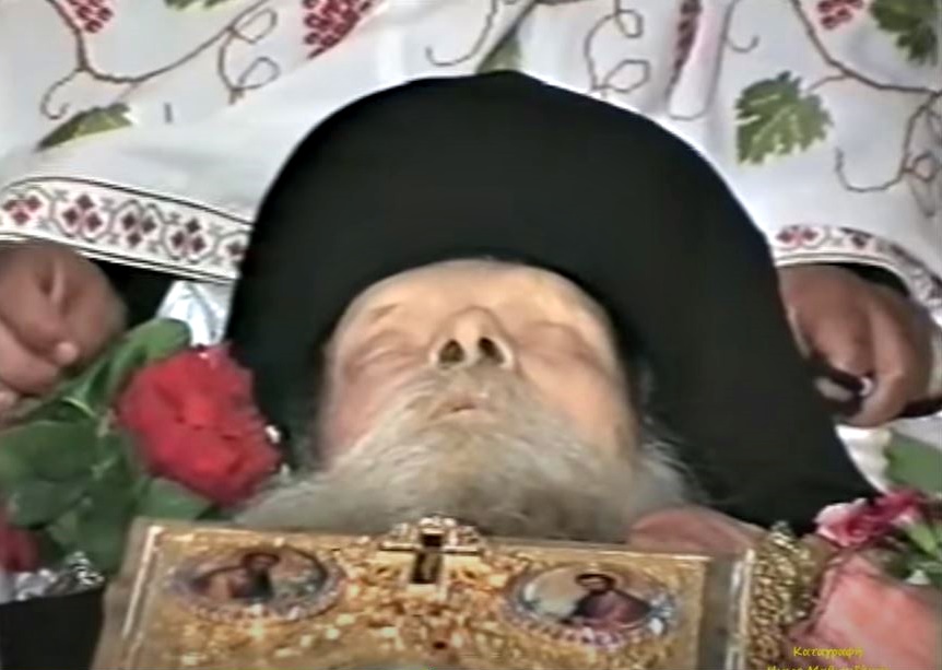 Σαν άγγελος: Η ταφή του Γέροντος Ευμενίου Σαριδάκη (ΒΙΝΤΕΟ)