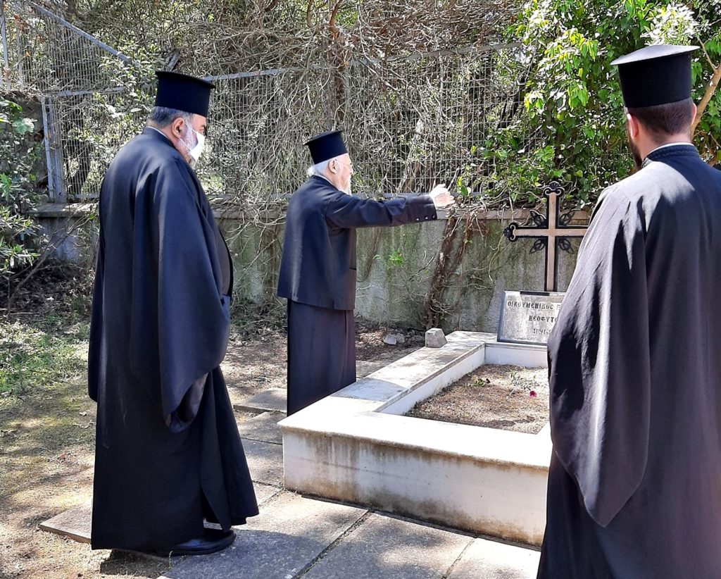 Ο Οικουμενικός Πατριάρχης επί του τάφου του προκατόχου του