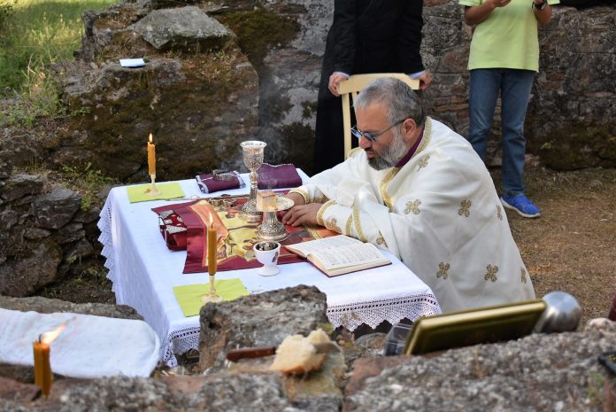 Θεία Λειτουργία στα ερείπια παλαιάς Βυζαντινής Μονής στη Σκιάθο