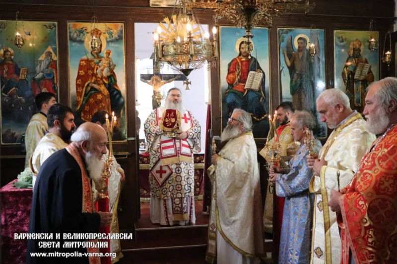 Божествена света Литургия и награждаване с офикия на празника Свети Дух в храм “Св. Троица” – с. Млада гвардия