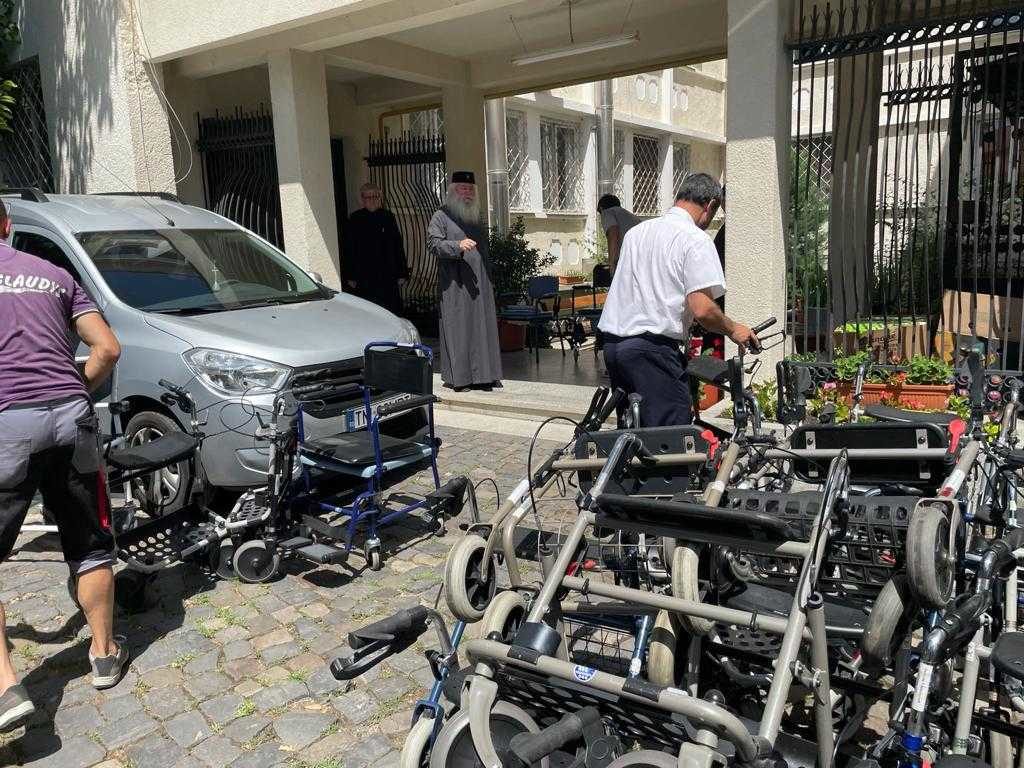 Arhiepiscopia Timișoarei a mijlocit o donație semnificativă către spitale: Cadre, cărucioare, fotolii rulante, paturi
