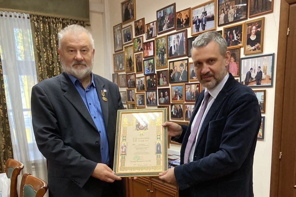 В.Р. Легойда вручил главному редактору «Русской народной линии» А.Д. Степанову Патриаршую грамоту