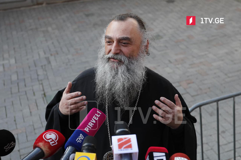 მეუფე ნიკოლოზი – პანსიონში მუშაობენ სოცმუშაკები და მათ არ აქვთ მუშაობის საშუალება, რადგან დღეს მთელი დღეა, ჟურნალისტები კედელზე არიან გადმომძვრალები, იღებენ, რა ხდება ეზოში