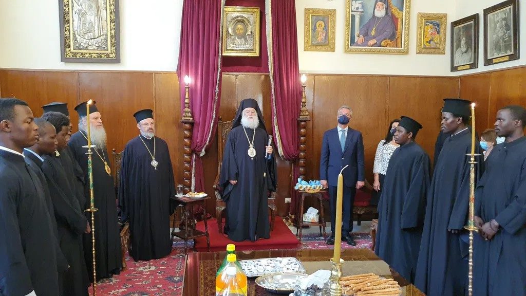 البابا ثيودروس يُسلم شهادات التخرج لطلاب مدرسة “القديس أثناسيوس الكبير”